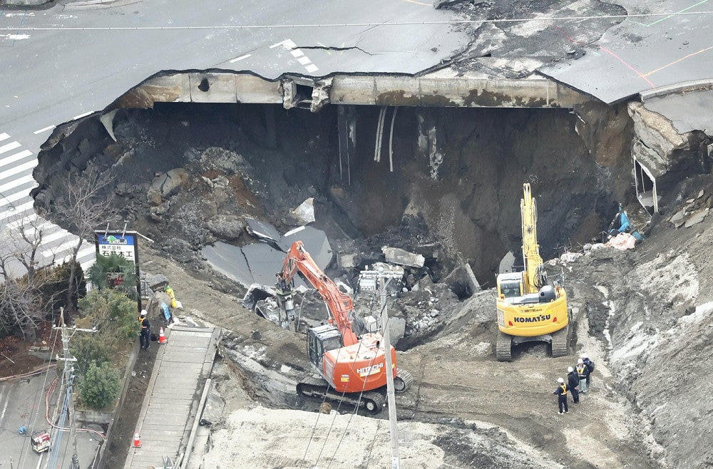 道路陥没　運転手は？！運転席部分・・・